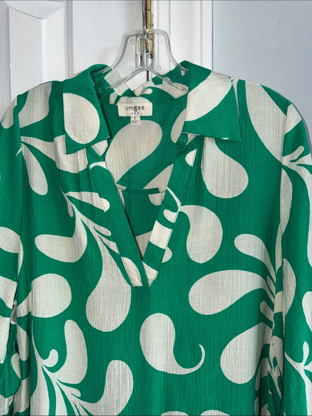 Umgee Green & White Abstract V-Neck Dress Size small - Picture 2 of 6